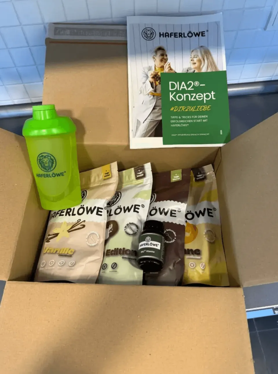 HAFERLÖWE Starter-Set mit Shaker, Shake-Beuteln, DIA2 Vitaminen und DIA2-Konzept-Broschüre.